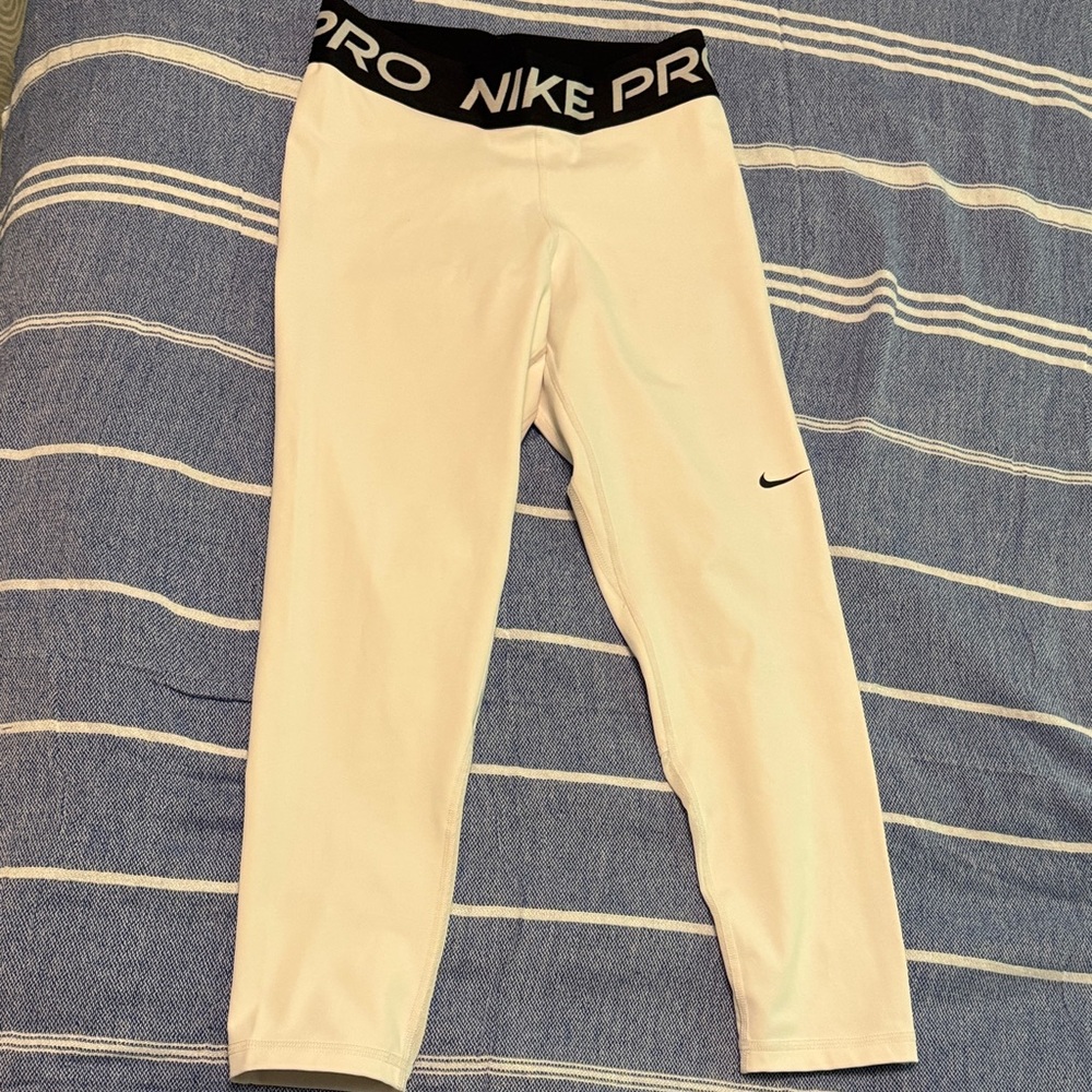 Nike Pro Women’s Cropped Leggings, black and white